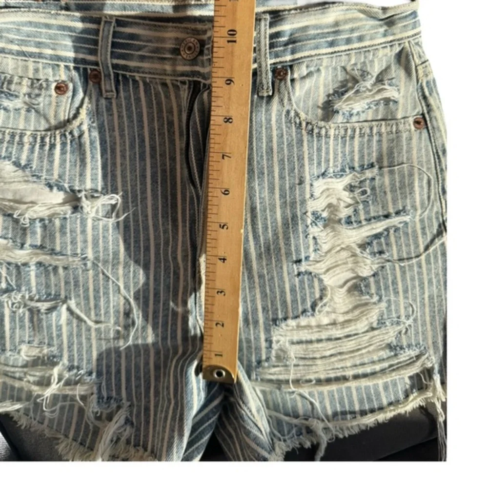 American Eagle 90s Boyfriend Denim Jean Shorts Denim pinstriped White Distressed